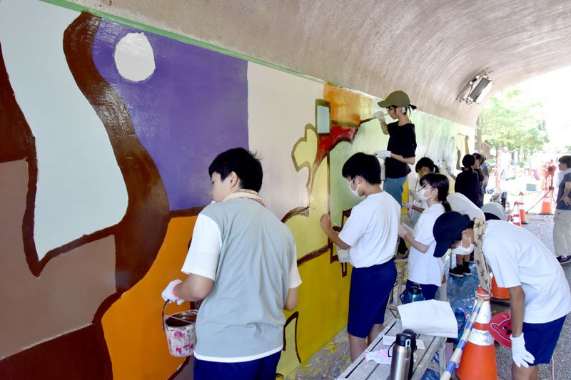 カラフルに壁画を描く生徒＝千葉市緑区
