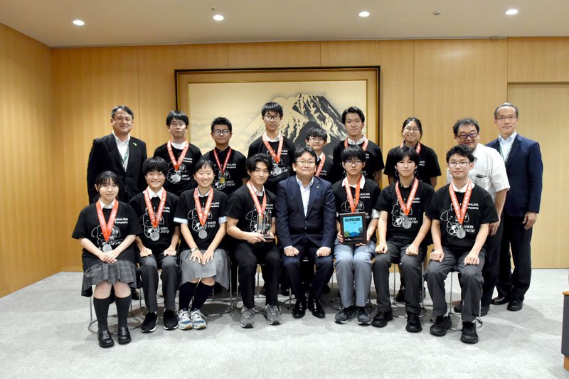 神谷市長に世界大会の結果を報告したサクラ　テンペスタのメンバーら＝千葉市役所