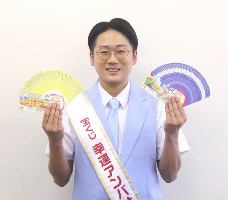 「宝くじ幸運アンバサダー」を務める柏木行雲（こううん）さん＝千葉市中央区の千葉日報社