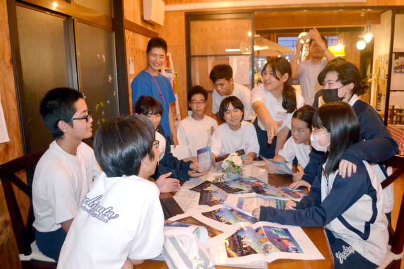 すずらん通りでのイベントに向け、話し合いをする八街推し活クラブのメンバー＝八街市