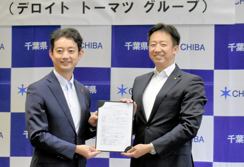 熊谷知事（左）に申出書を提出するデロイトトーマツグループの木村ＣＥＯ＝７月３０日、千葉県庁