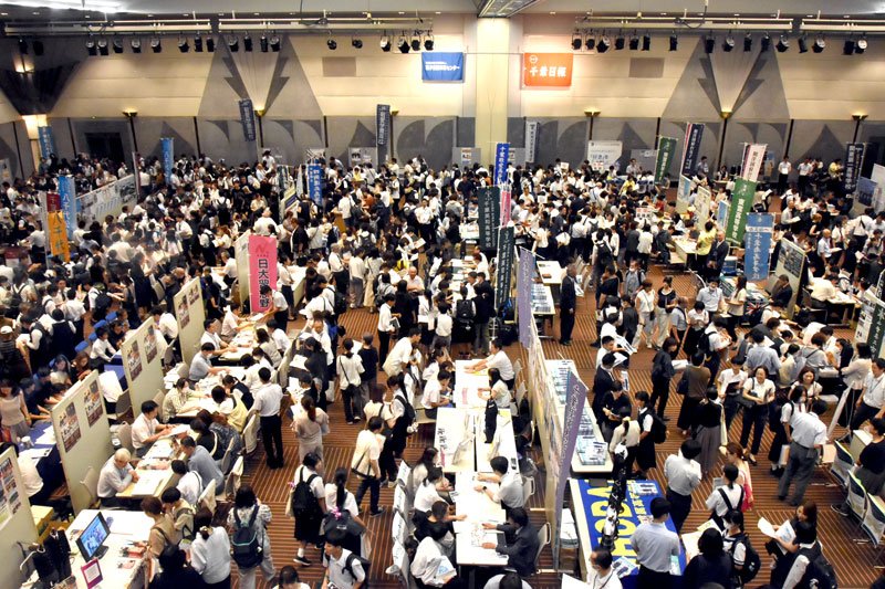 開場から多くの受験生らでにぎわった首都圏進学フェア＝２日、千葉市美浜区