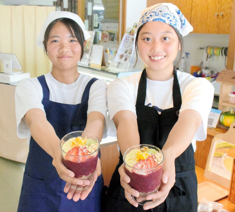 茂原市の洋菓子店で職業体験に臨んだ高校生がオリジナル商品「もったりアサイー風ボウル」を開発。濃厚な「もったり食感」にこだわり、夏場の商品のラインアップに新風を吹き込んだ＝茂原市