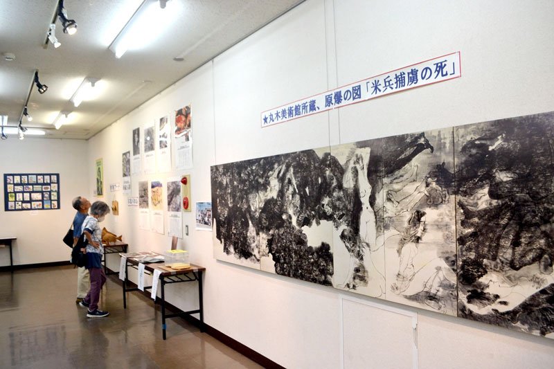 四街道市民ギャラリーで始まった「平和と文化展」＝５日、四街道市