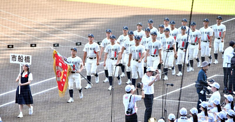開会式で入場行進する市船橋ナイン＝甲子園