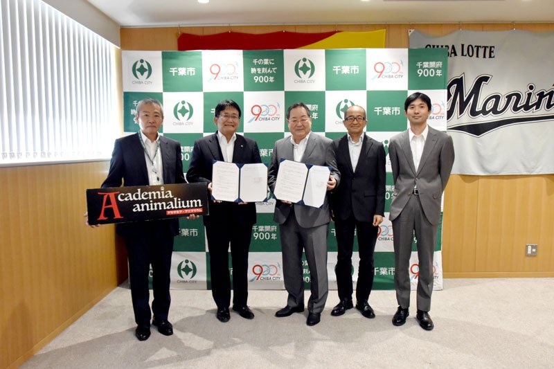 協定書を持つ渡辺学長（左から３人目）と神谷市長（同２人目）＝千葉市役所