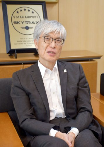 インタビューに応じるＮＡＡの藤井社長＝成田市