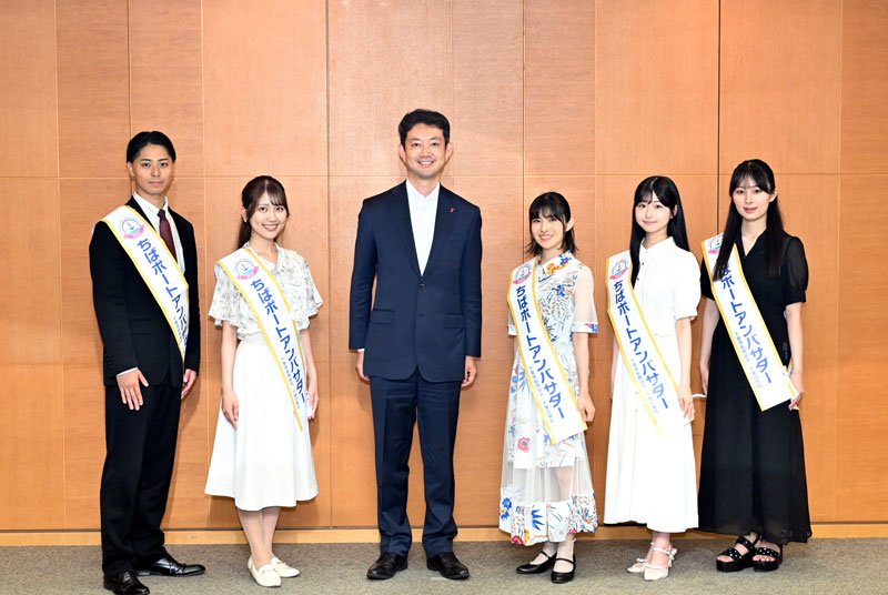 熊谷知事（左から３人目）を表敬訪問したポートアンバサダー＝６日、県庁