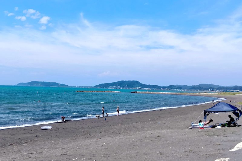 気温が３６度を超え、今年一番の暑さとなった館山市。酷暑のためか、海水浴客の少ない北条海水浴場＝６日