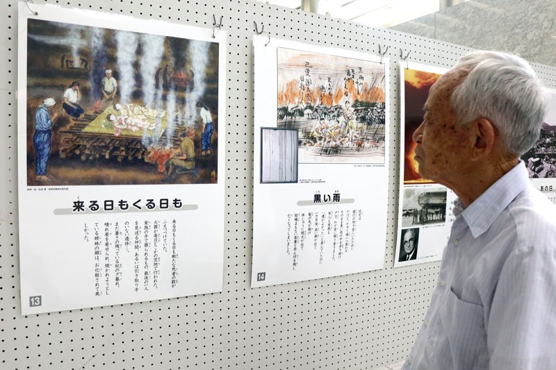 展示を見つめる谷本会長＝６日、県庁