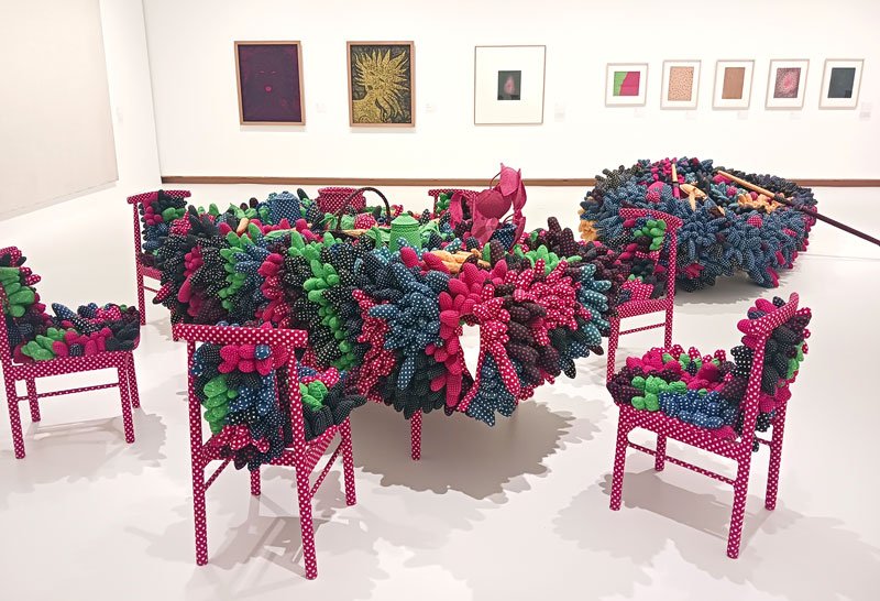 草間弥生の作品が並ぶ展示室
