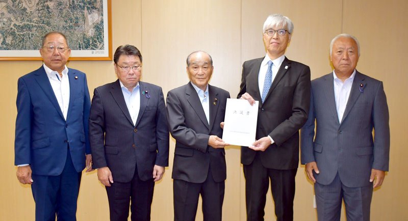ＮＡＡの藤井社長（右から２人目）に成田空港周辺市町議会連絡協議会の決議書を手渡す（左から）荒木博・成田市議と伊橋寿夫・芝山町議、鈴木会長、鵜沢茂・多古町議（右）＝成田市