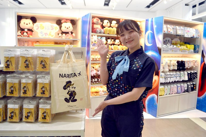 トートバッグなど成田空港限定品をＰＲするキャスト＝成田空港第２ターミナル　（ｃ）Ｄｉｓｎｅｙ