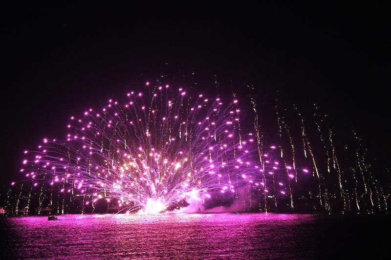 館山湾花火大会の水中花火＝８日夜、館山市
