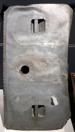 墜落したＢ２９の扉。戦後になって住民が鶴舞小に寄贈したという
