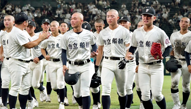 市船橋－明豊　試合後の一塁側応援席へのあいさつを終え、ベンチに戻る市船橋ナイン＝甲子園
