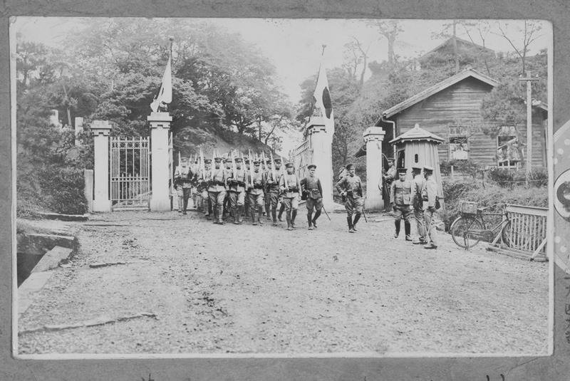 現在の国立歴史民俗博物館の門付近にあった佐倉連隊兵営所正門。昭和１１年撮影（佐倉市提供）



