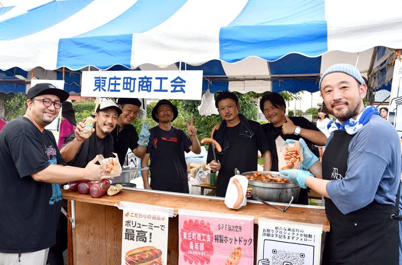 地元のＳＰＦ豚を使って特製ホットドッグを販売した東庄町商工会青年部のメンバーら＝東庄町