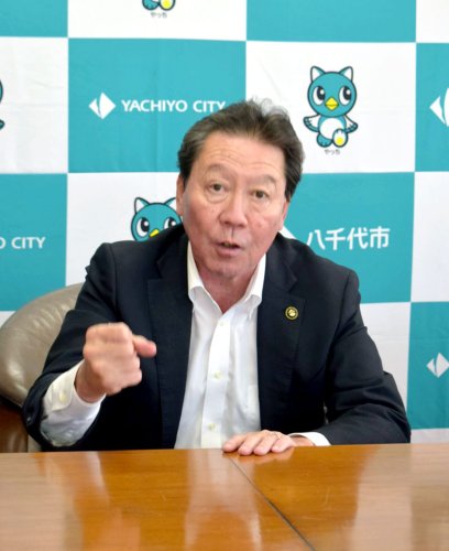 インタビューに答える服部市長＝八千代市役所