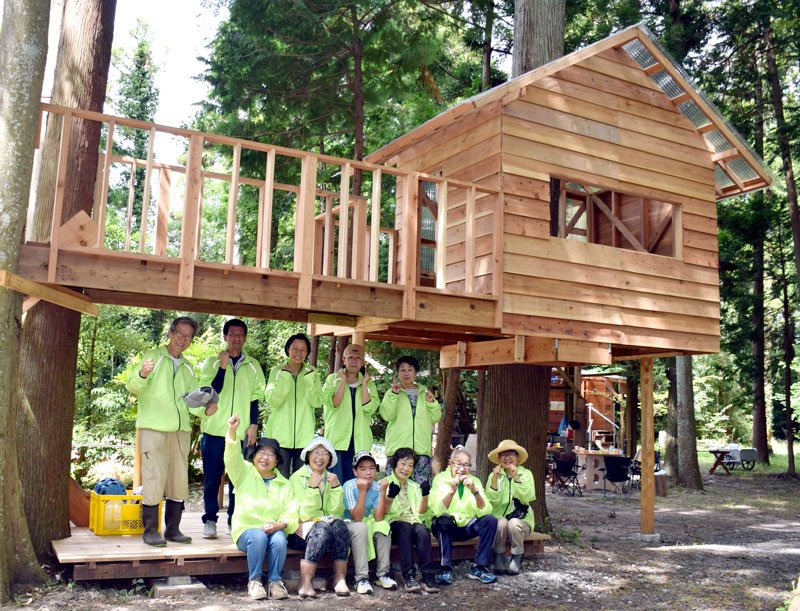まっ白い広場に登場した新ツリーハウスと運営スタッフ＝睦沢町