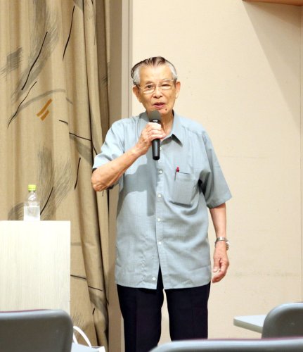 平和祈念原爆展で自身の被爆体験を語る井上さん＝８日、県庁