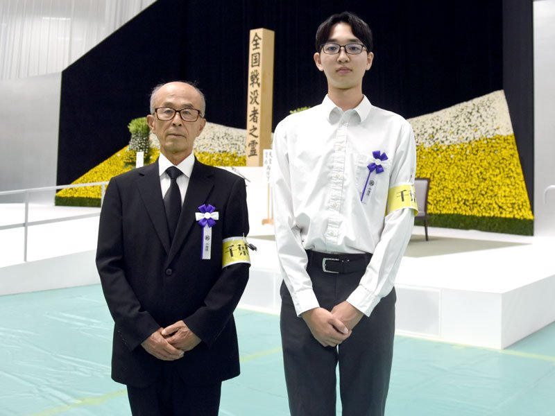 全国戦没者追悼式に県内から参列し、献花した日暮さん（左）と小石さん＝１５日、東京都千代田区の日本武道館