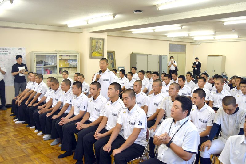 甲子園出場の報告会であいさつする選手ら＝１８日、市立船橋高校