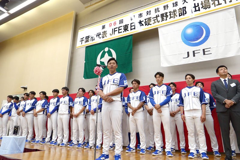 壮行会であいさつする落合監督＝１８日、千葉市内