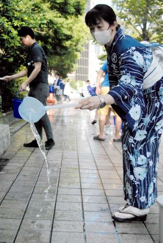 打ち水で環境考えて　そごう千葉店前　近隣住民や園児ら参加　地表温度８度低下