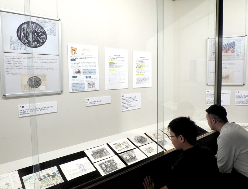 １９４５年の出来事を女学生がつづった絵日記を展示した企画展「木更津高等女学生が描いた戦争と平和」＝木更津市
