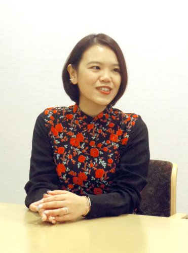 本紙連載小説「琥珀の夏」について語る辻村さん＝２０１９年、東京都内