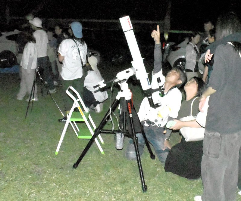 天の川や夏の大三角形など満天の星空を楽しんだ観望会＝２３日夜、いすみ市