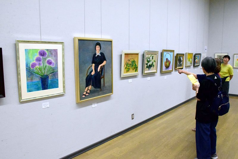 絵を学ぶ約４０人の力作が並ぶ展示会場＝茂原市立美術館・郷土資料館