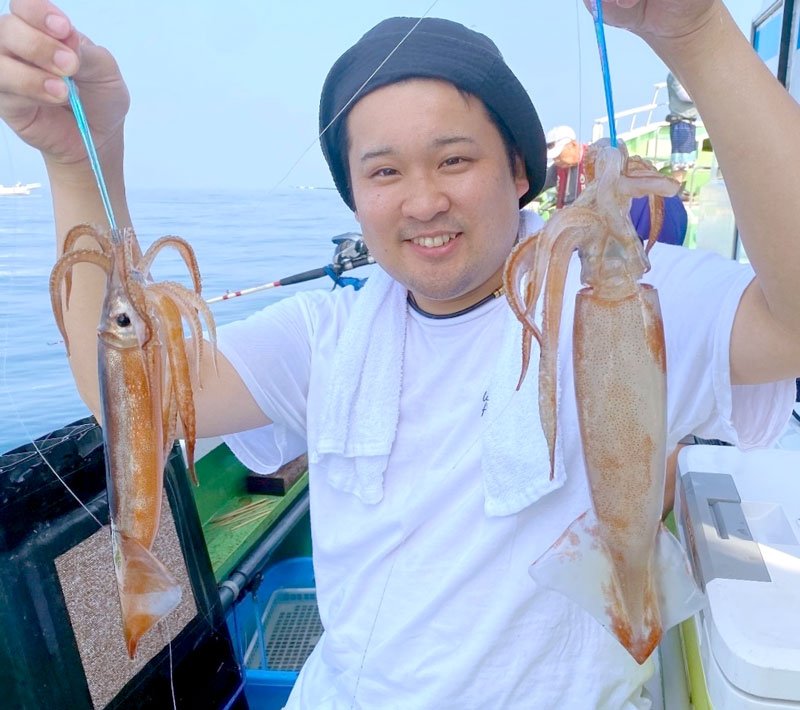 平砂浦沖で釣り上げたスルメイカ（写真は「萬栄丸」提供）