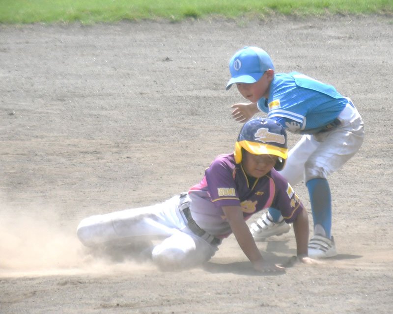 いすみ―大多喜　６回表いすみ無死二、三塁、２点適時打の野田が送球間に二塁を陥れる＝大多喜Ｂ＆Ｇ