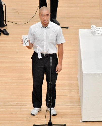 抽選札を見せる市船橋の田中主将＝大阪市内