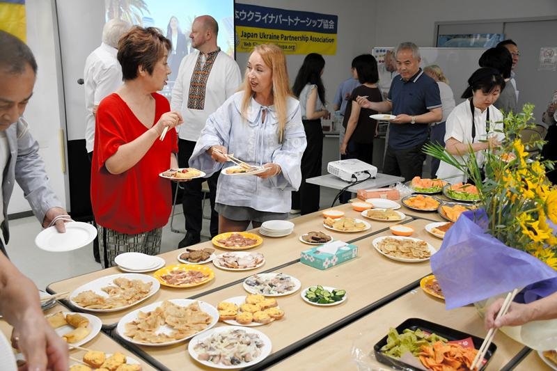 ウクライナ料理を楽しむ参加者ら＝２３日、浦安市