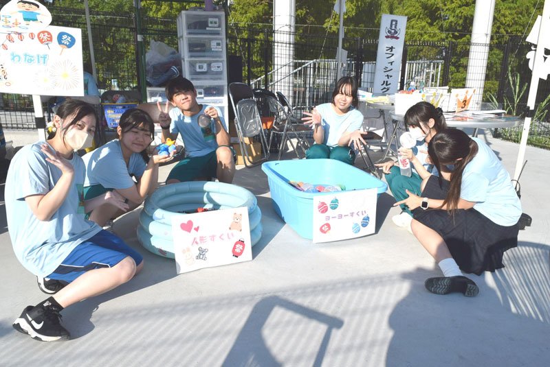 球場で縁日ブースを運営する千葉経済大付高校の生徒たち＝市川市

