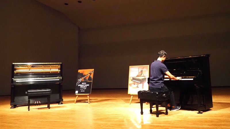 ステージに並べられた「かてぃんピアノ」（左）と「松本ピアノ」。参加者がじっくりと弾き比べを楽しんだ＝君津市