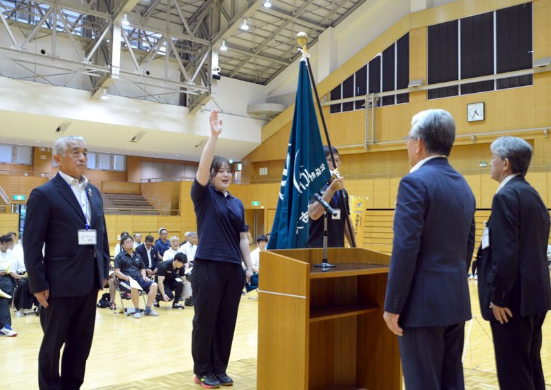 選手宣誓する小幡さん＝市原市のゼットエー武道場
