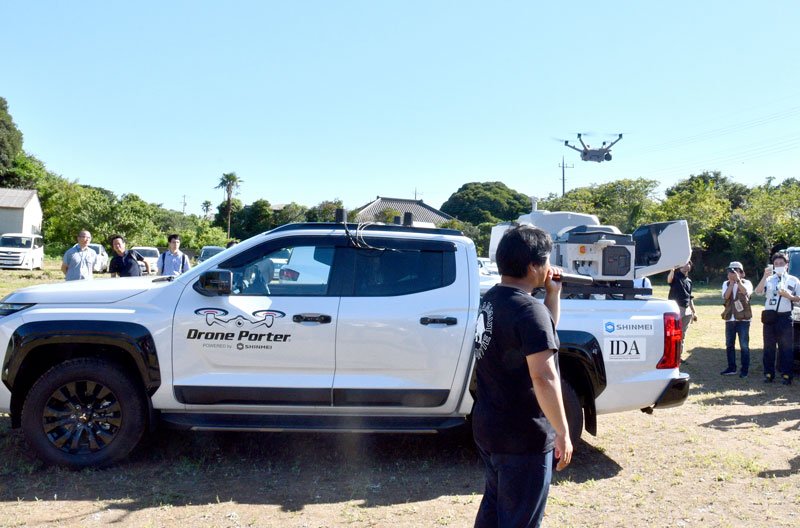 「高機動型ドローンポーター」の性能などについて説明する榎本さん＝東庄町