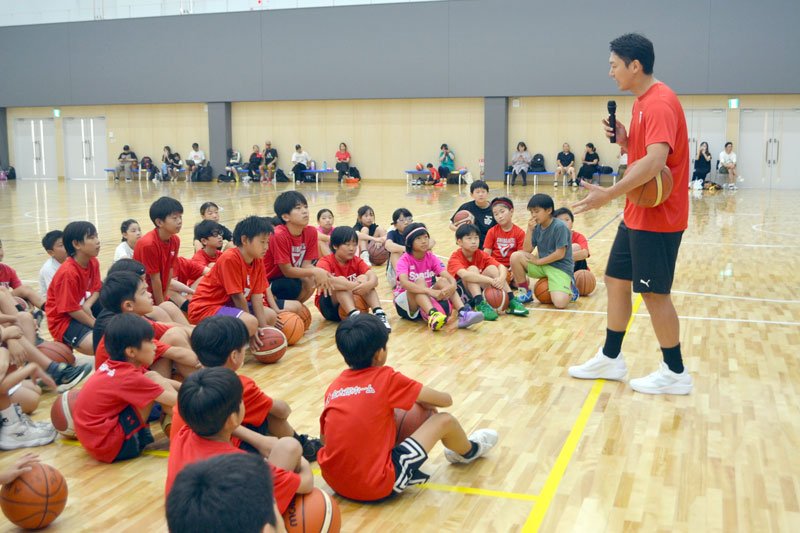 相手に取られにくいドリブルのこつを伝える千葉ジェッツの田代選手（右）＝印西市の順天堂大学さくらキャンパス
