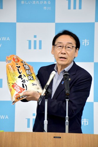 「市川でお米を安く！！」キャンペーンをアピールする田中市長＝市川市役所
