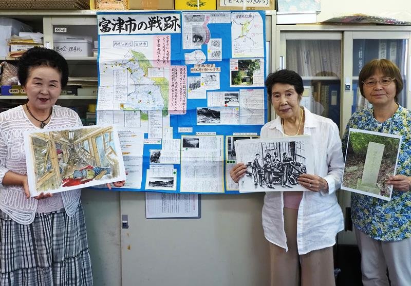 「平和を語り継ぐ会」の（左から）川名好枝会長、長浜聡子さん、大野三恵子さん＝木更津市
