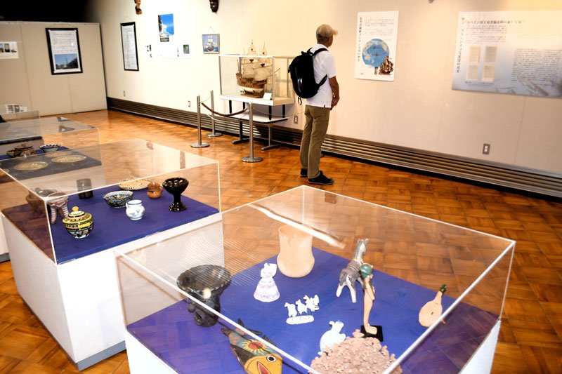 月の沙漠記念館で開かれている企画展「日本・スペイン・メキシコ文化展」＝御宿町
