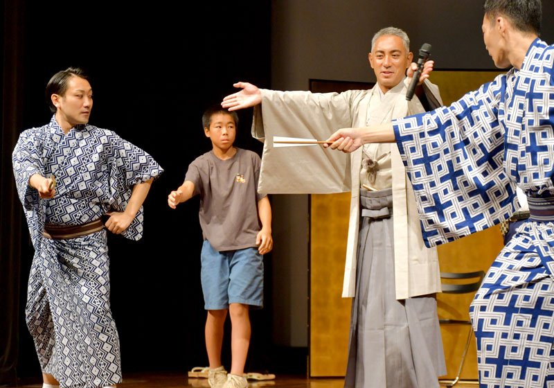 歌舞伎の立ち回りを市川團十郎さん（中央右）の指導を受けて体験する中学生（同左）＝８月３１日、成田市
