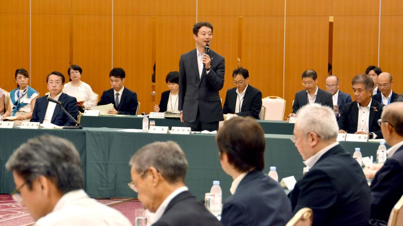初会合が開かれた県のちば若者みらい応援会議＝１日、千葉市中央区