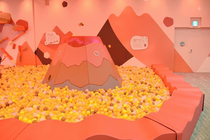 体動かし環境理解　イオンモール幕張新都心　屋内遊び場「ちきゅうのにわ」　「火山」など自然モチーフ９エリア