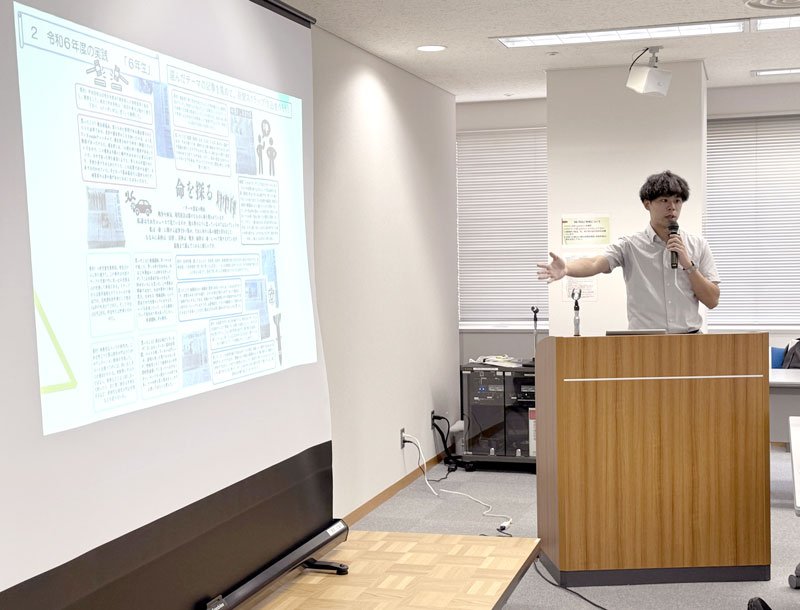 ＮＩＥ研修会で発表する鎌ケ谷小の江花教諭＝千葉市中央区の会議室