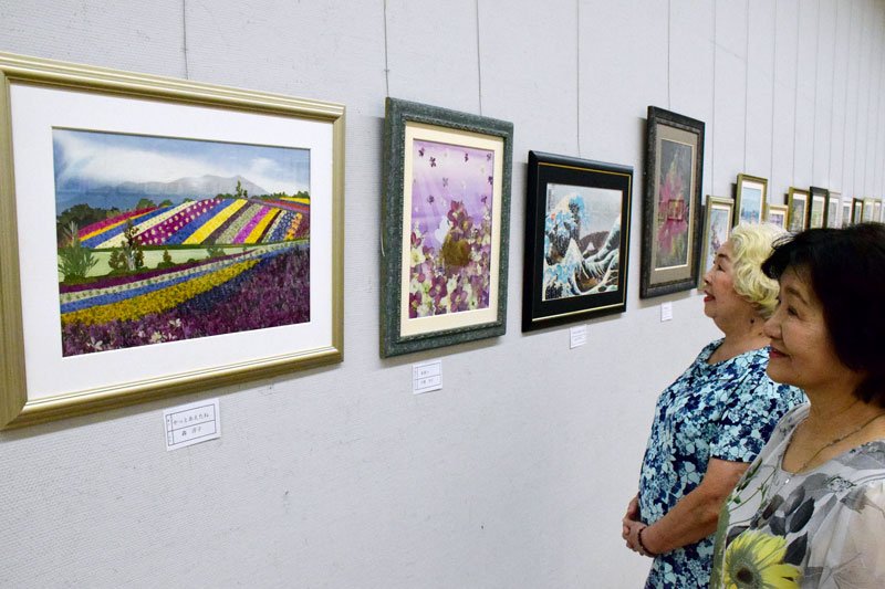 色とりどりの花々をあしらった作品が並ぶ展示会場＝茂原市立美術館・郷土資料館
